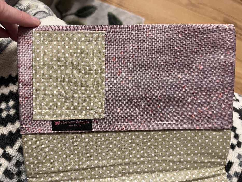 Etui, otulacz na ksiazkę. Różowa fabryka.