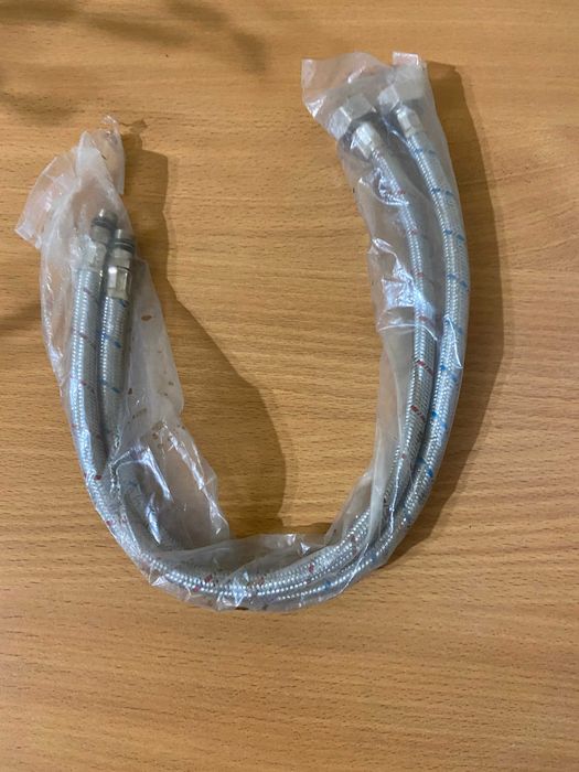 Шланг для воды в оплетинни из нерж. стали.