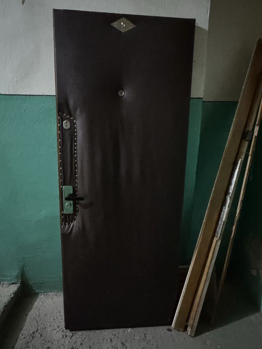 Двері вхідні замок