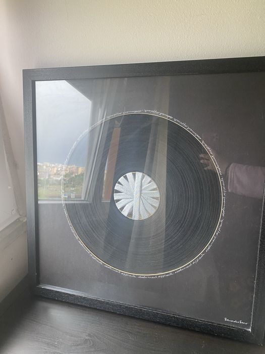 Quadro preto e prateado