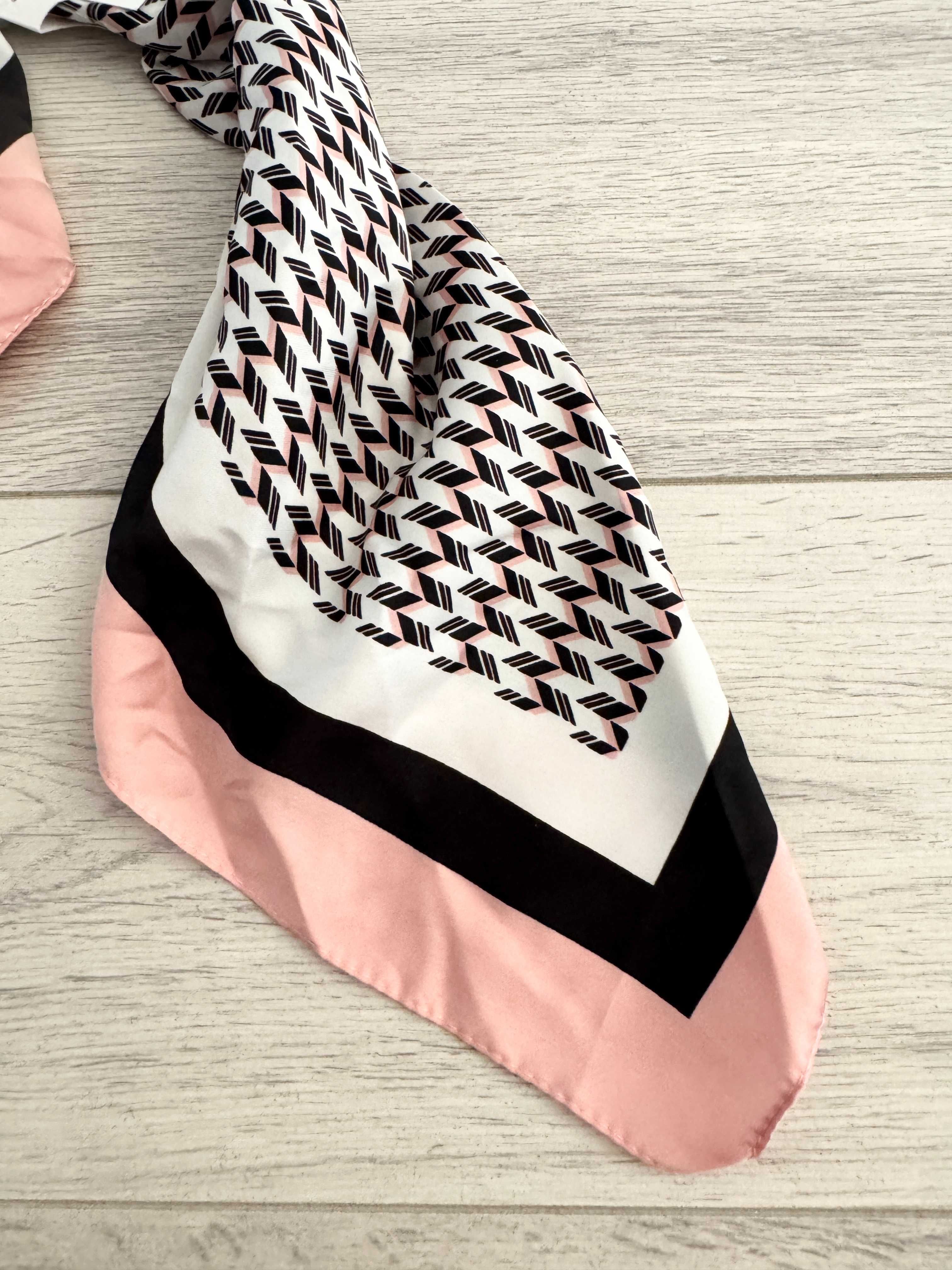 Chustka Bershka z geometrycznym wzorem