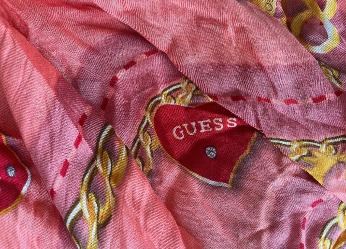 Lenço Guess grande 
tons rosa, vermelho e dourado