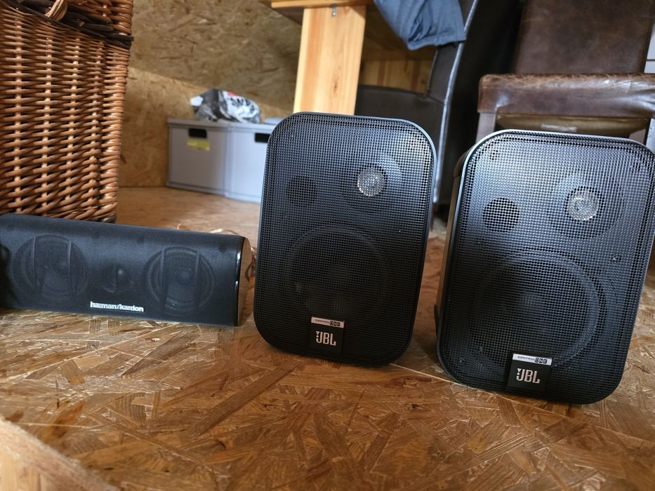2 głośniki JBL + 1 mały centralny Harman/ Kardon