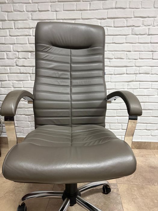 Крісло офісне в хорошому стані. Шкіра