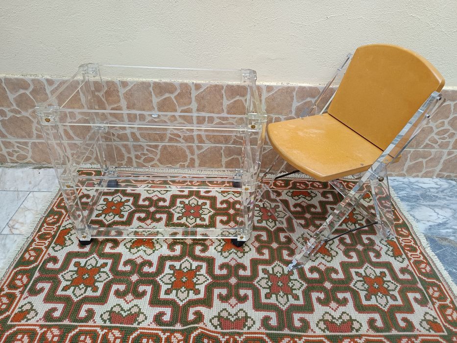 Carrinho de apoio e cadeira dobravel em acrílico