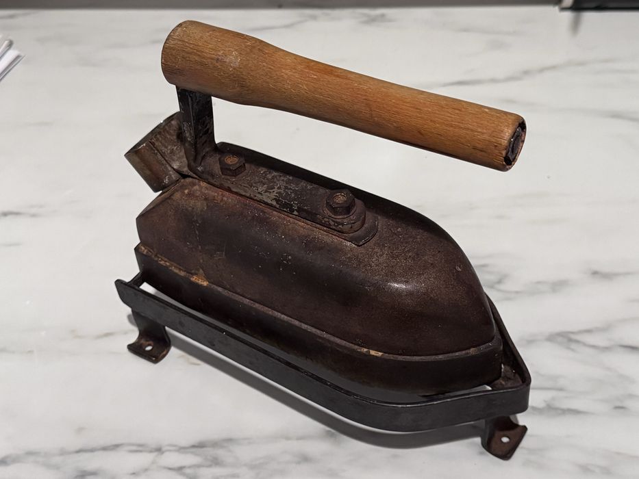 Żelazko krawca z czasów PRL, krawieckie idealne jak eksponat bez kabla
