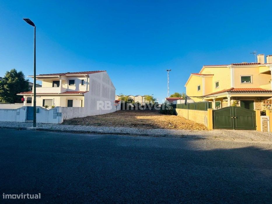 Lote com 315 m2 para construção de moradia no Casal Vaz.