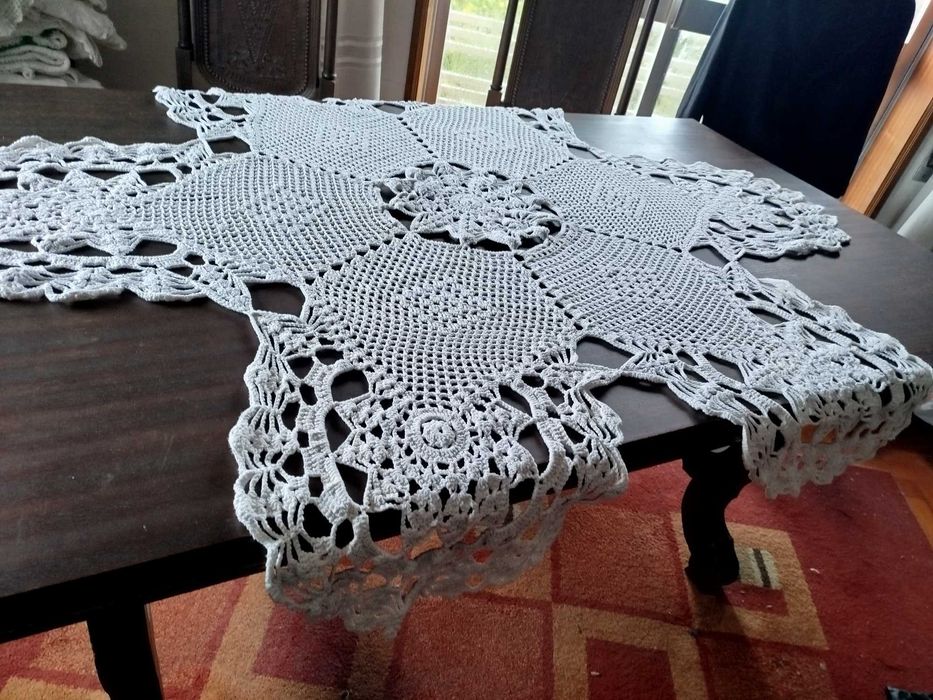 Toalha de mesa redonda em crochê feito a mão