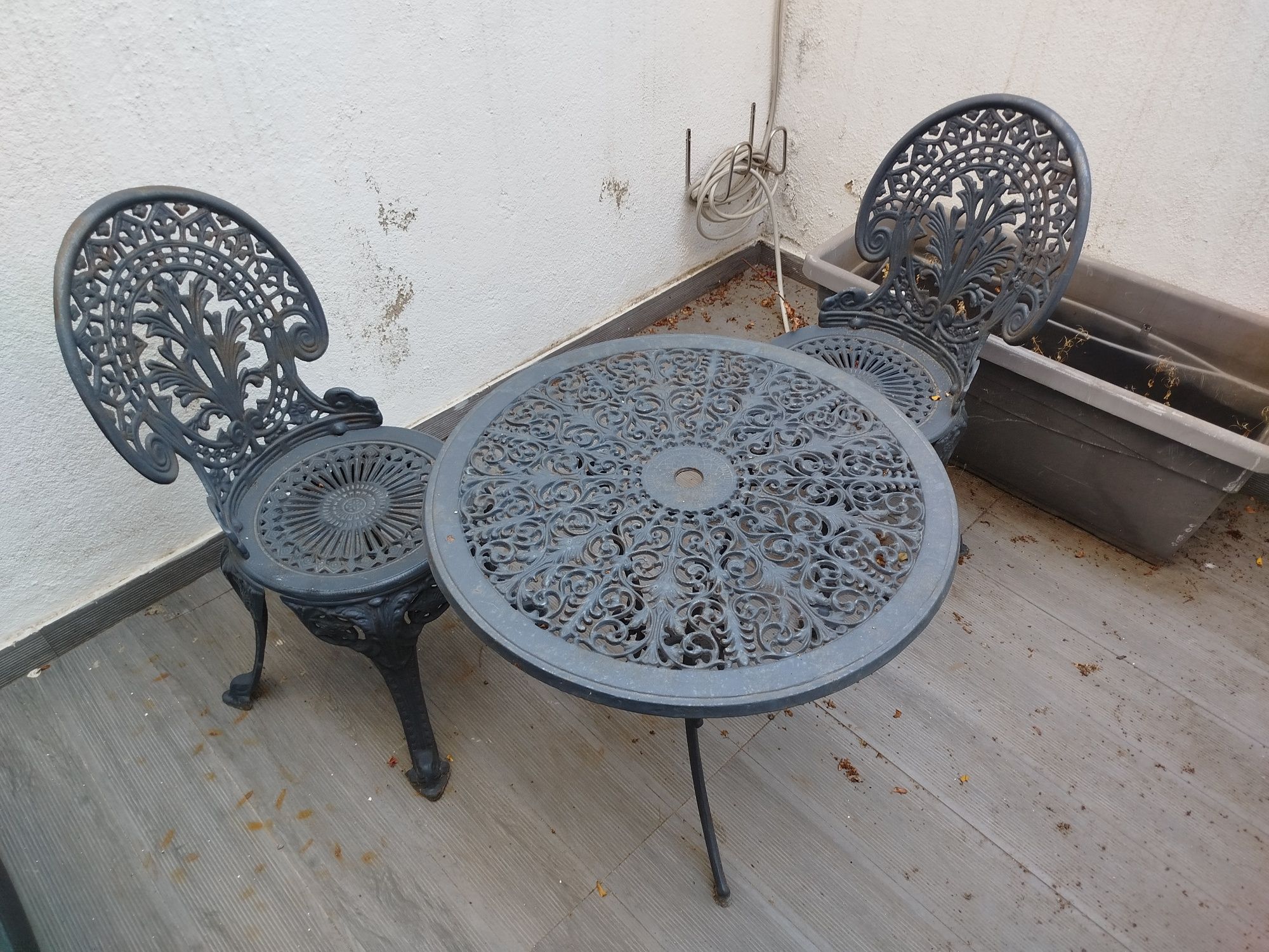 Cadeiras e mesa de jardim