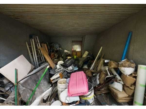 Opróżnianie garaży, piwnic i strychów – wywóz starych mebli i sprzętów