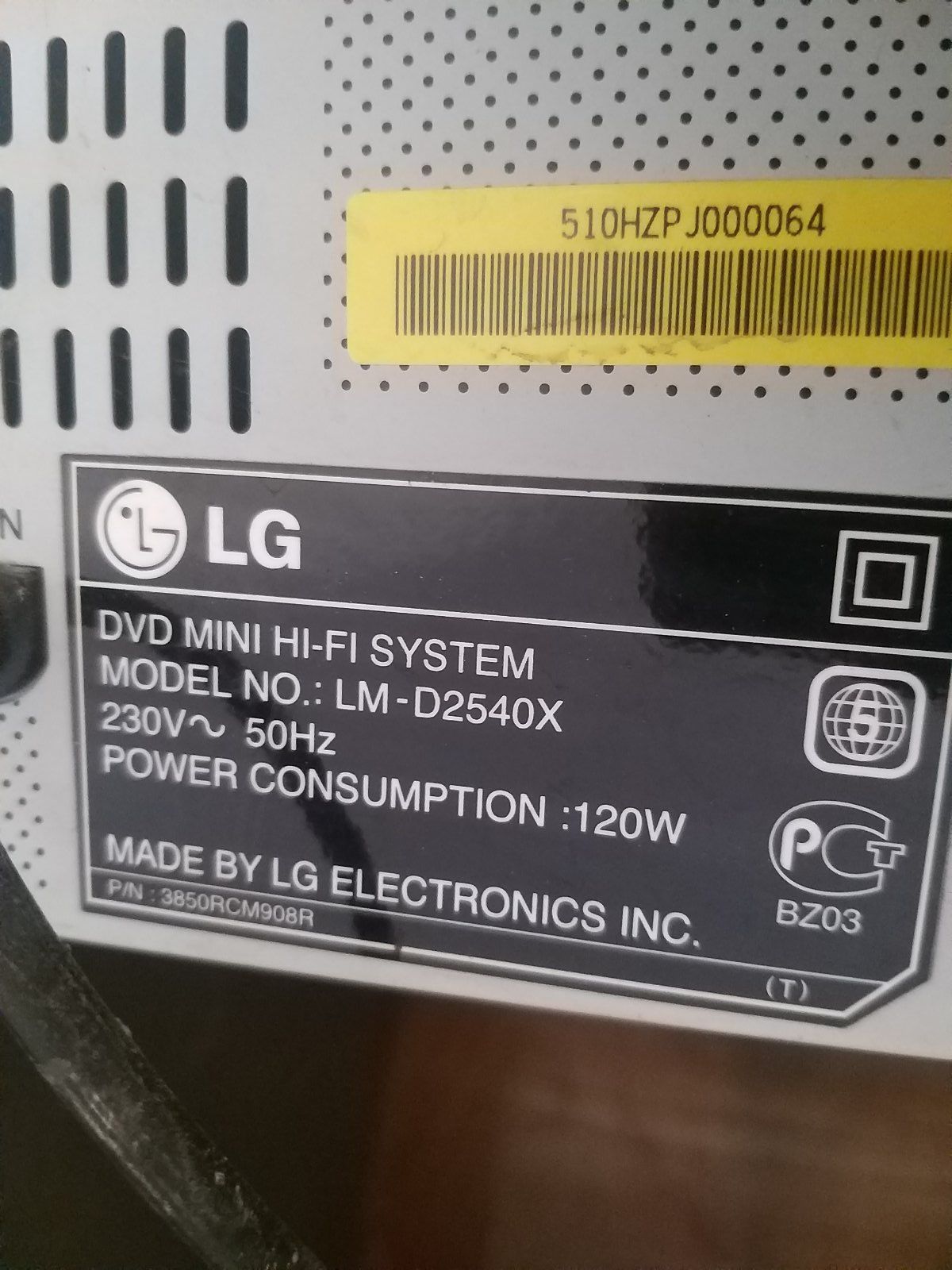 Музыкальный центр LG с парой колонок в рабочем состоянии