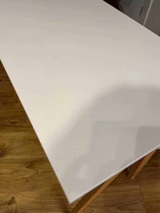 Biurko białe drewniane, minimalistyczne, lekkie - stan bardzo dobry