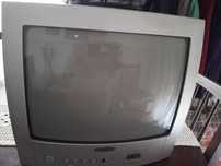 TV antiga Sanyo a funcionar