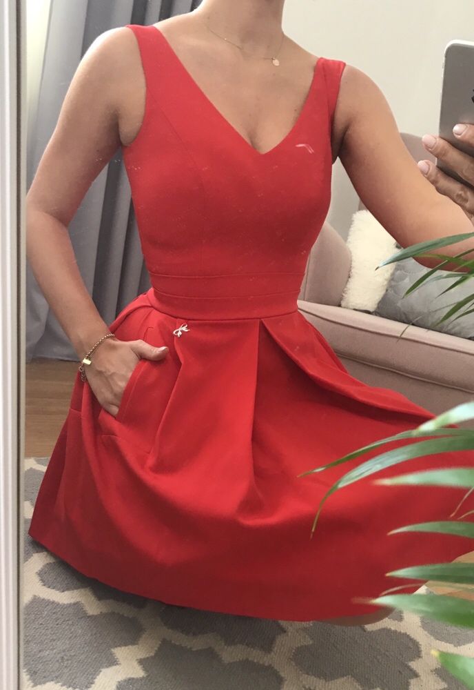 Czerwona sukienka rozkloszowana z kieszeniami