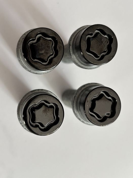 Śruby zabezpieczające 14x1,5x45