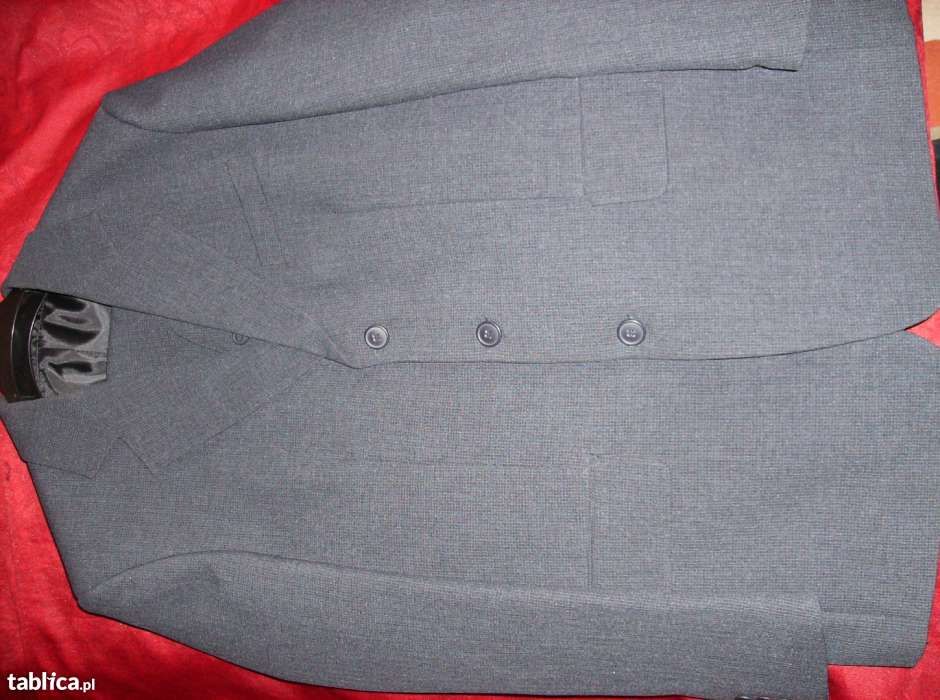 Sprzedam nowy garnitur meski.