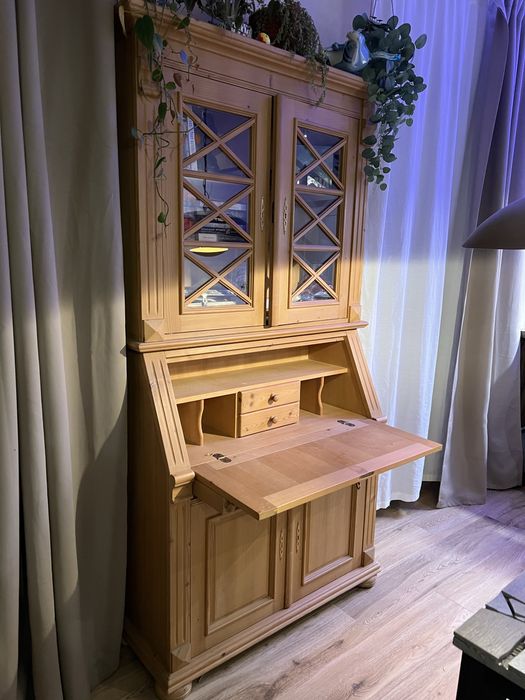 Drewniany kredens z sekretarzykiem