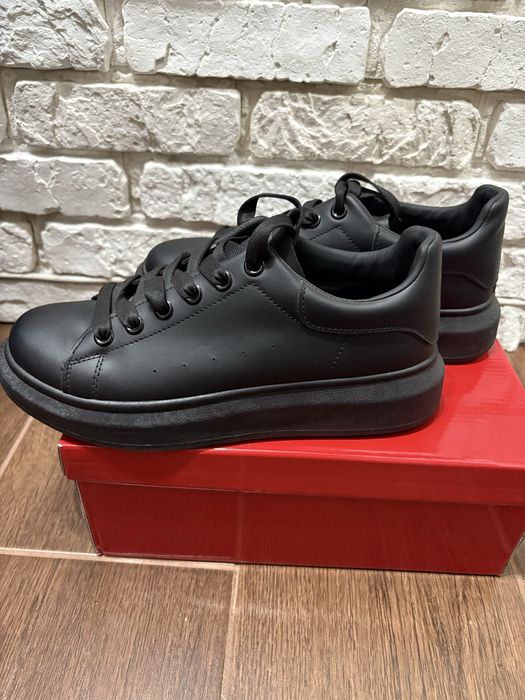 Кросівки жіночі