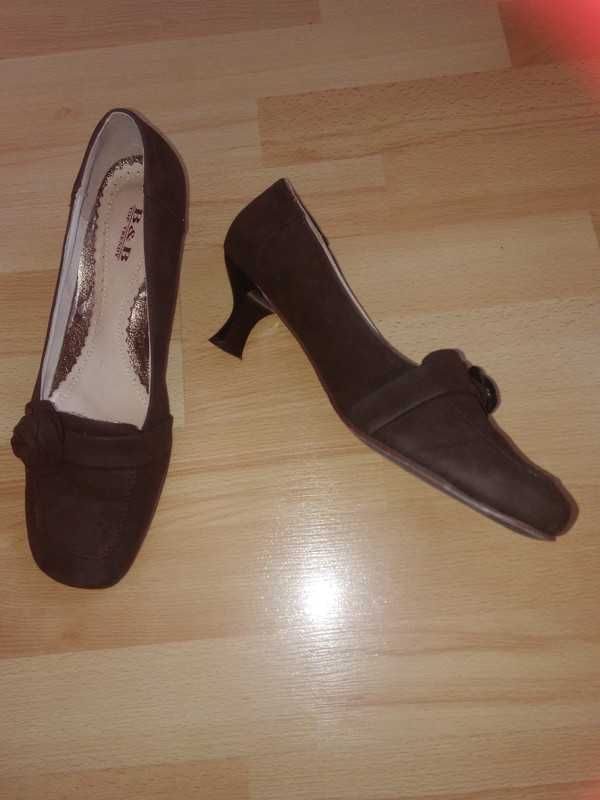 Buty damskie na obcasie B&B roz. 40