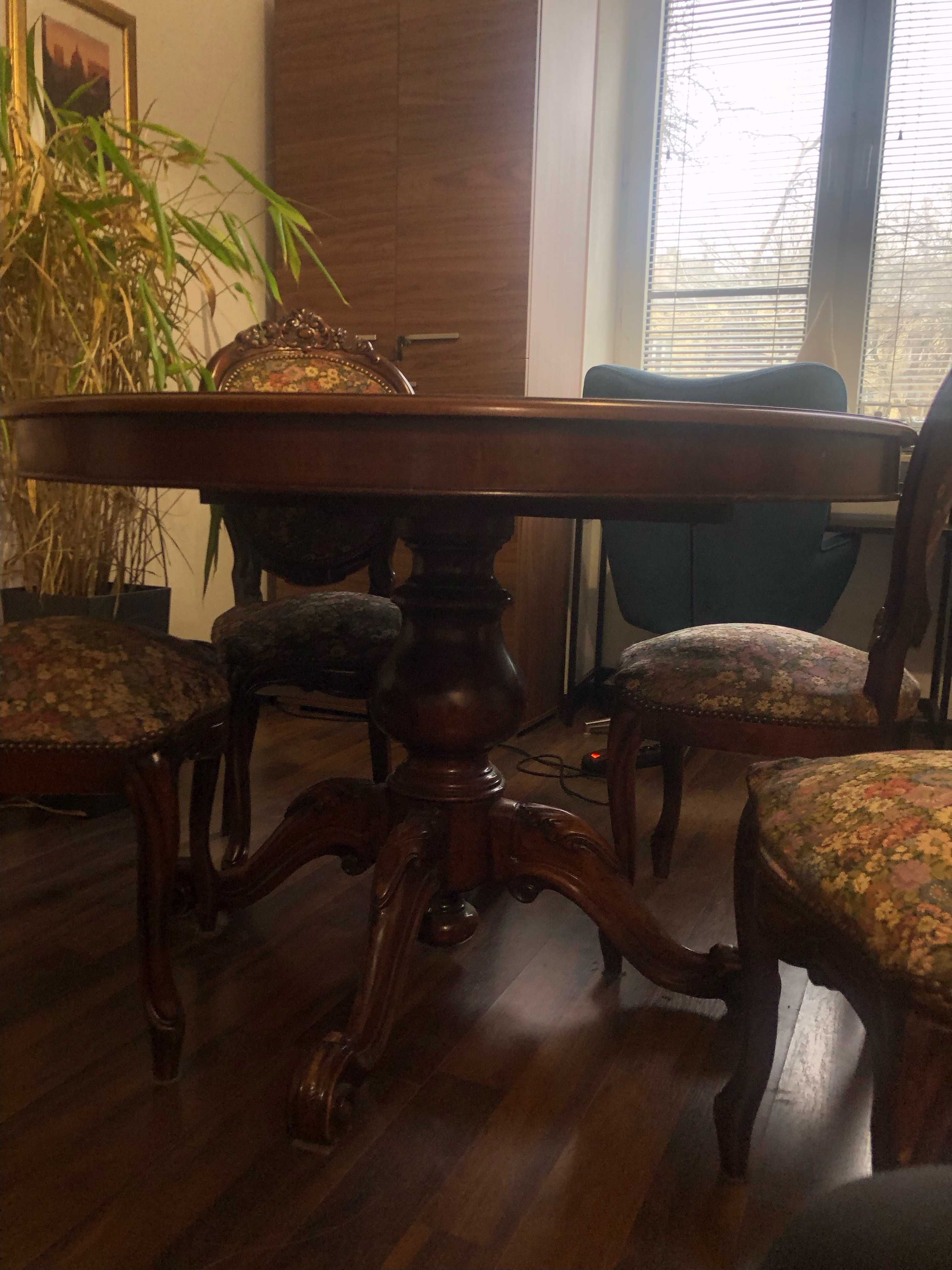 zdobiony stół drewniany z 4 krzesłami