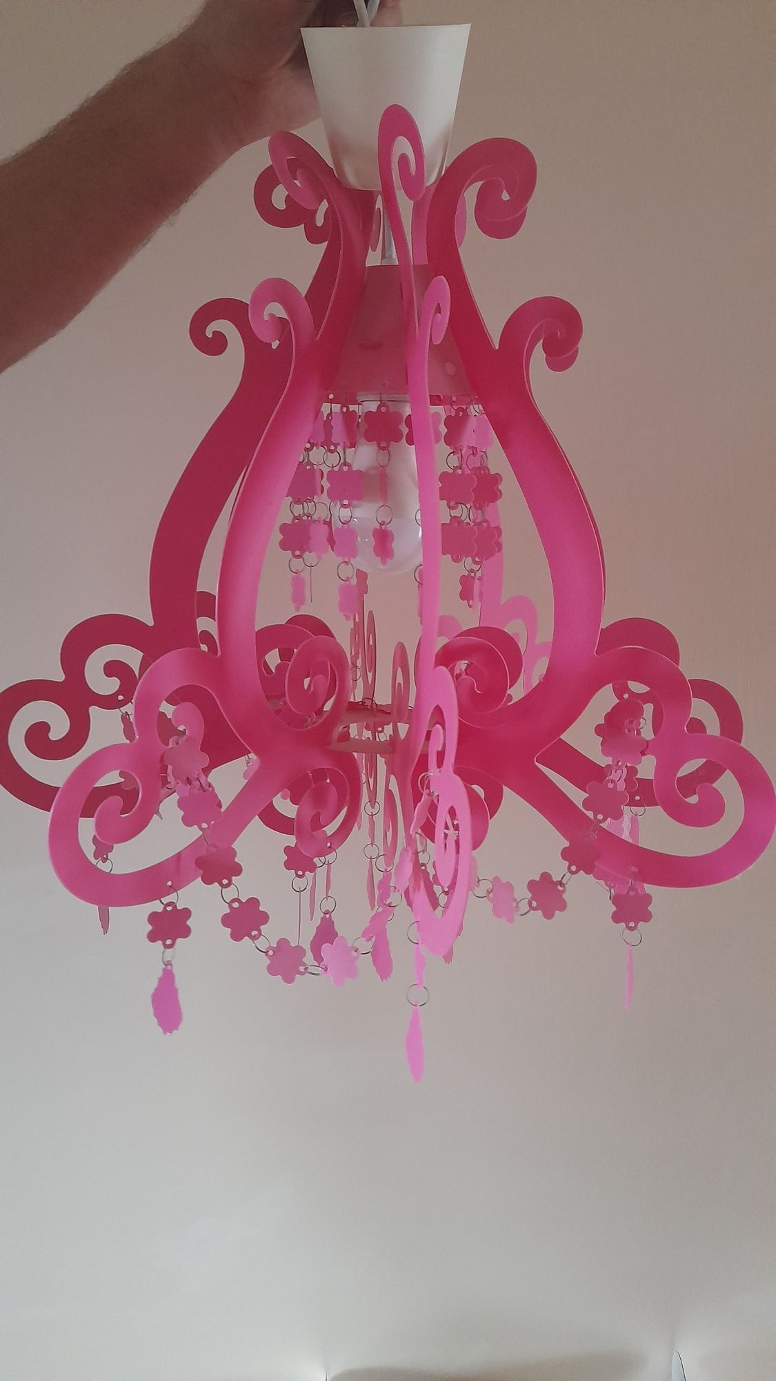 Żyrandol różowy plastikowy