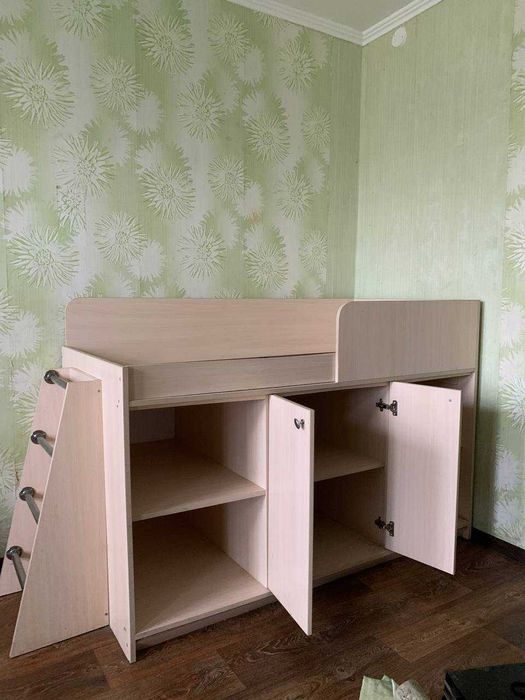 Кровать детская с мебелью