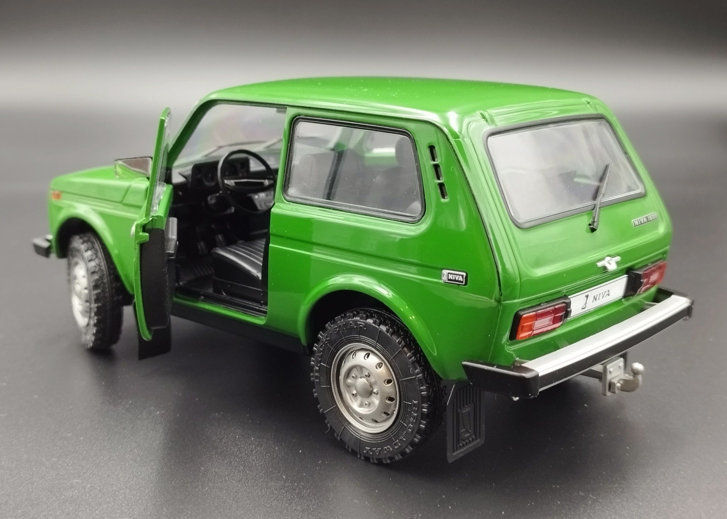 1:18 Solido 1980 Lada Niva Green model nowy