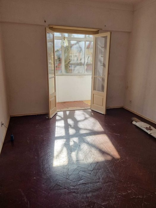 Campo de Ourique T2 prédio placa para remodelar