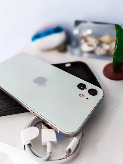Iphone 12 w bardzo dobrym stanie, kabel i etui