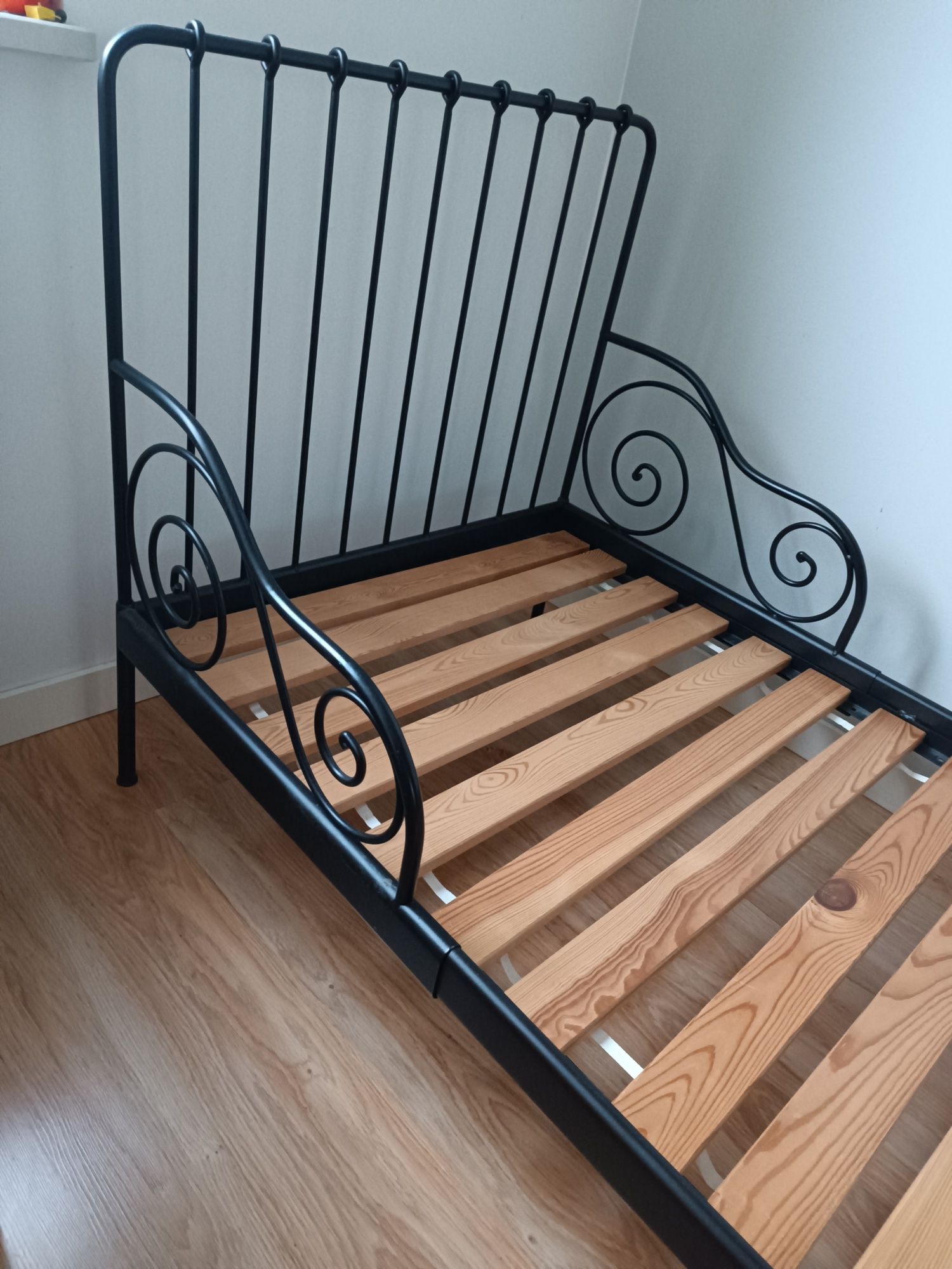Stalowe łóżko Ikea