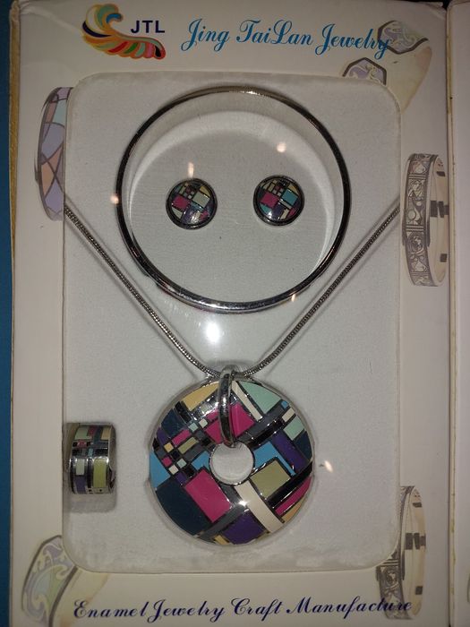 Жіночі прикраси, емаль