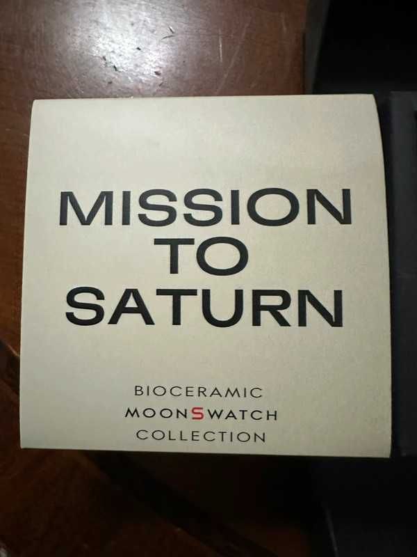 Omega x Swatch SO33T100 Saturn - Kosmiczny model z Titanu