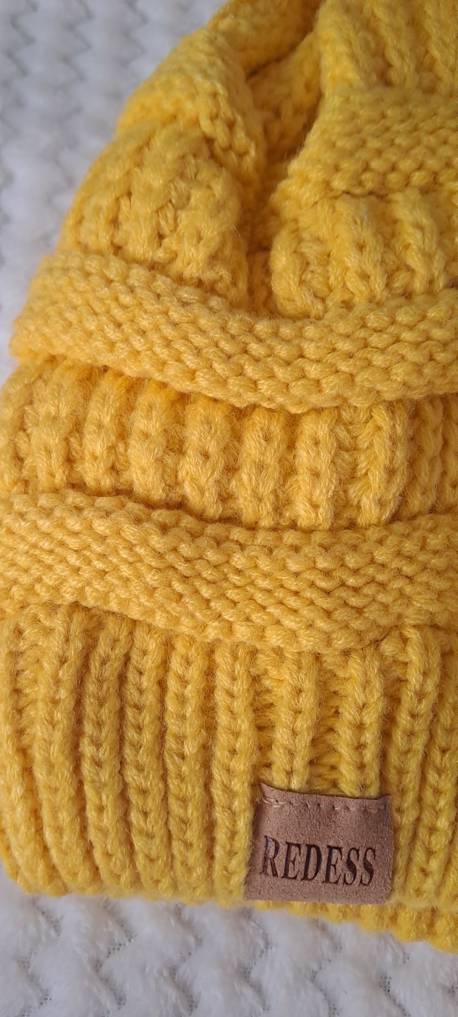 Żółta czapka ocieplana z puszystym pomponem