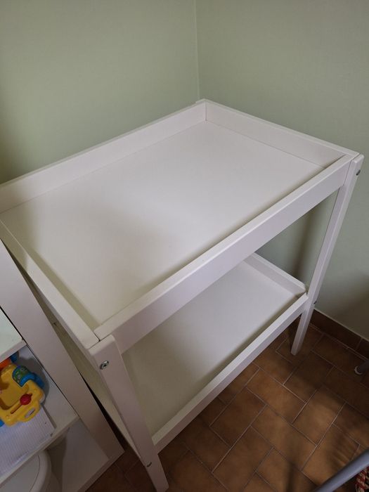 Trocador Sniglar (lacado de branco) + muda-fraldas Skotsam + cestos