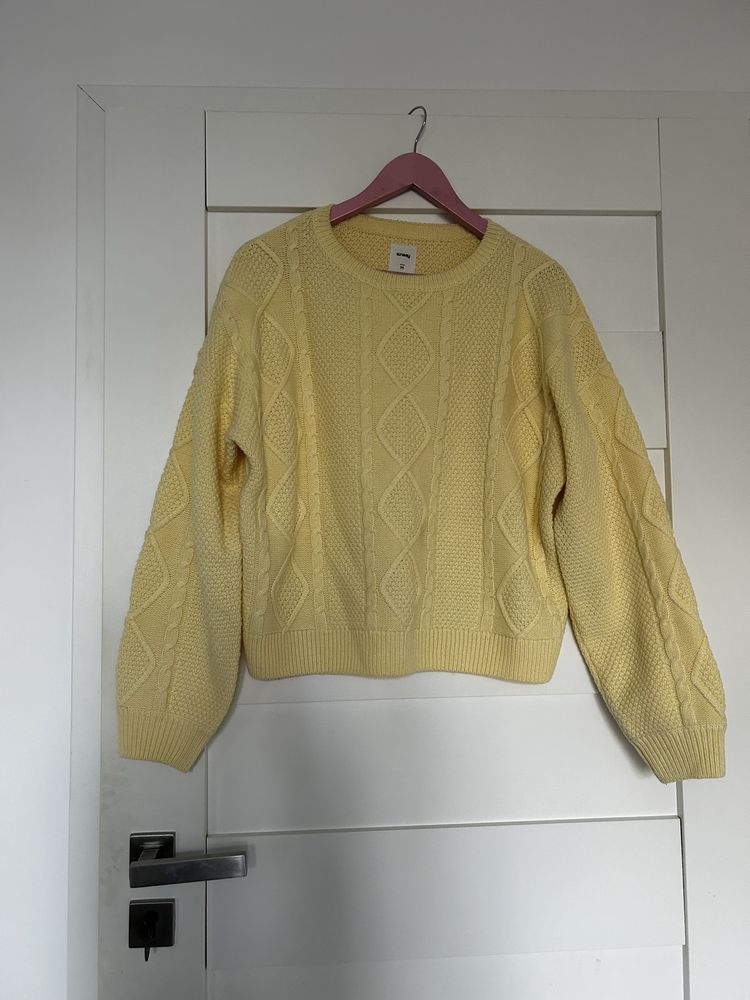 Śliczny sweter z warkoczowym splotem, roz. M/L.