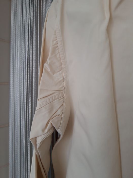 Camisa de mulher de cor bege, com gola, punhos e botões em xadrez cast