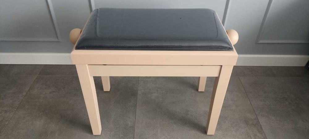 Ława stołek do pianina beżowy mat siedzisko 55x32 cm OPIS