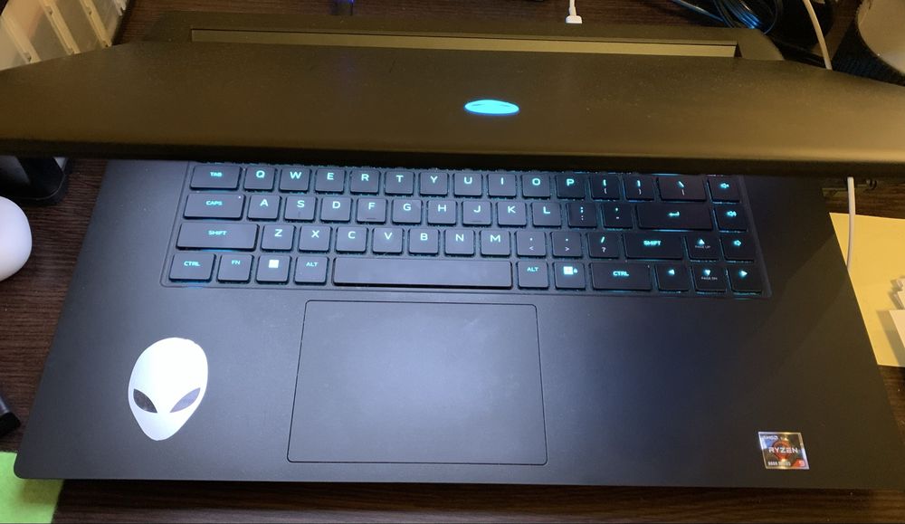 Dell Alienware 17 R5 6900HX, RADEON 6850M 12GB, DDR 32GB, SSD 1Tb