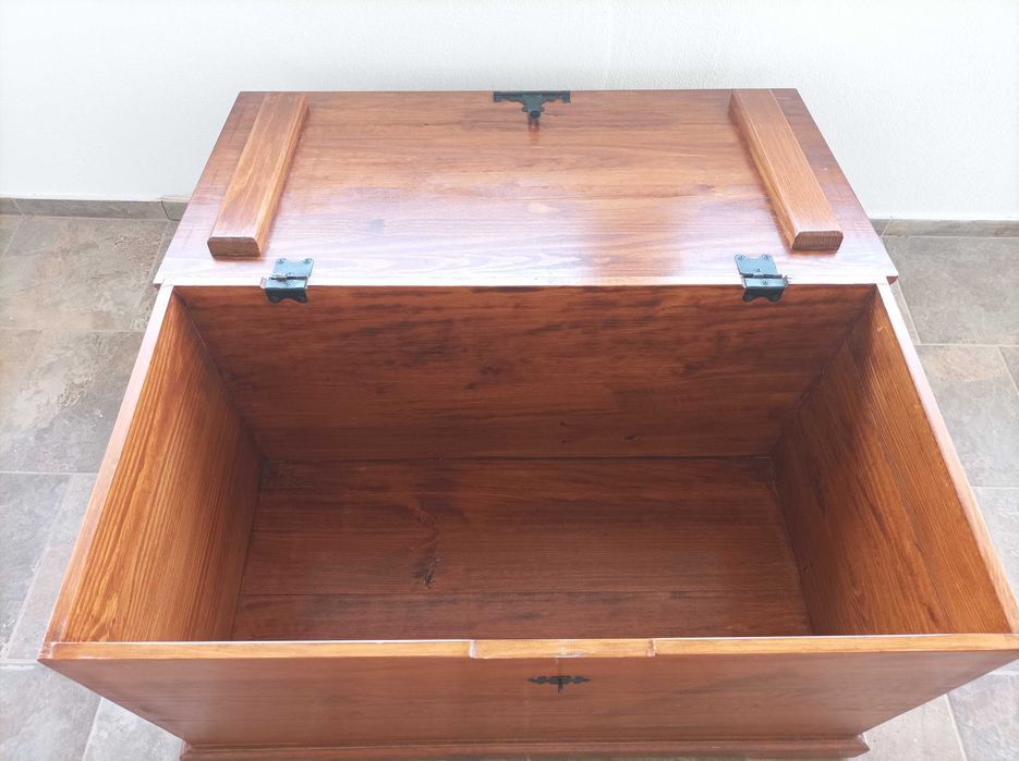 Baú de madeira maciça para arrumação