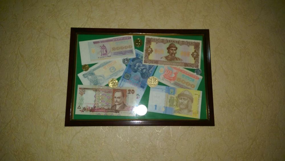 Коллаж из банкнот и монет Украины. На подарок.