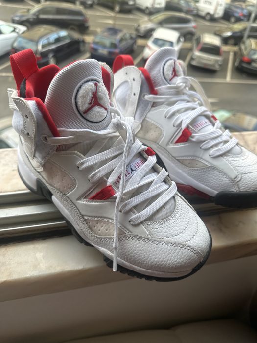 Ténis brancos, Jordan – confortáveis e em ótimo estado