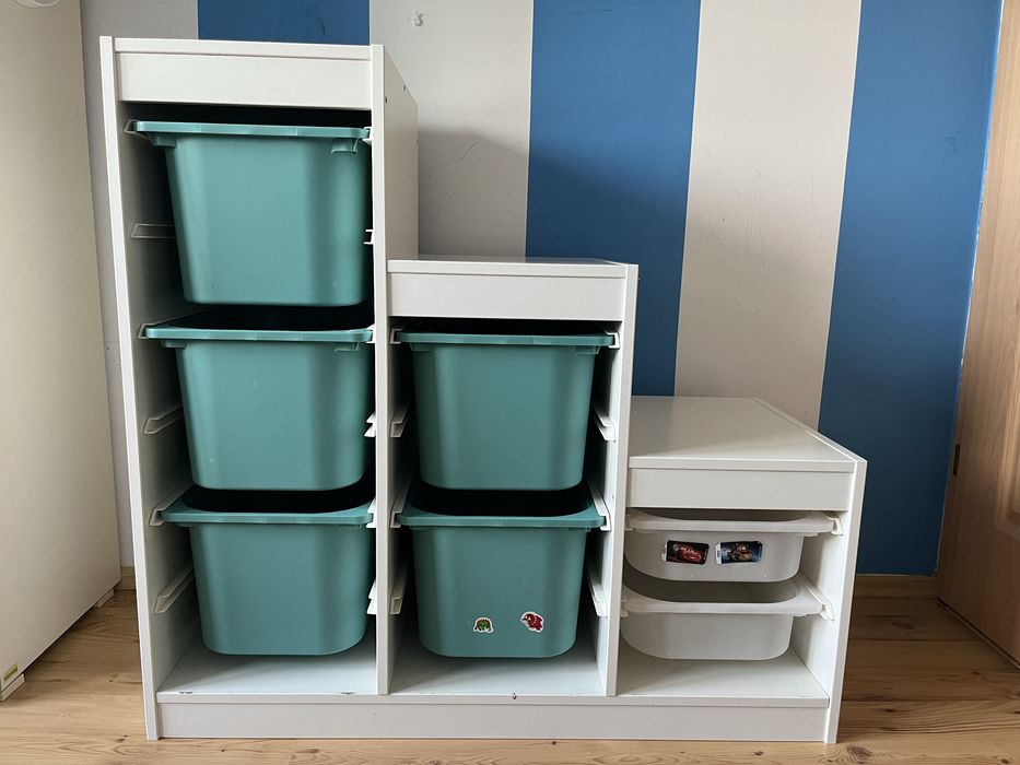Regal Trofast IKEA z pojemnikami