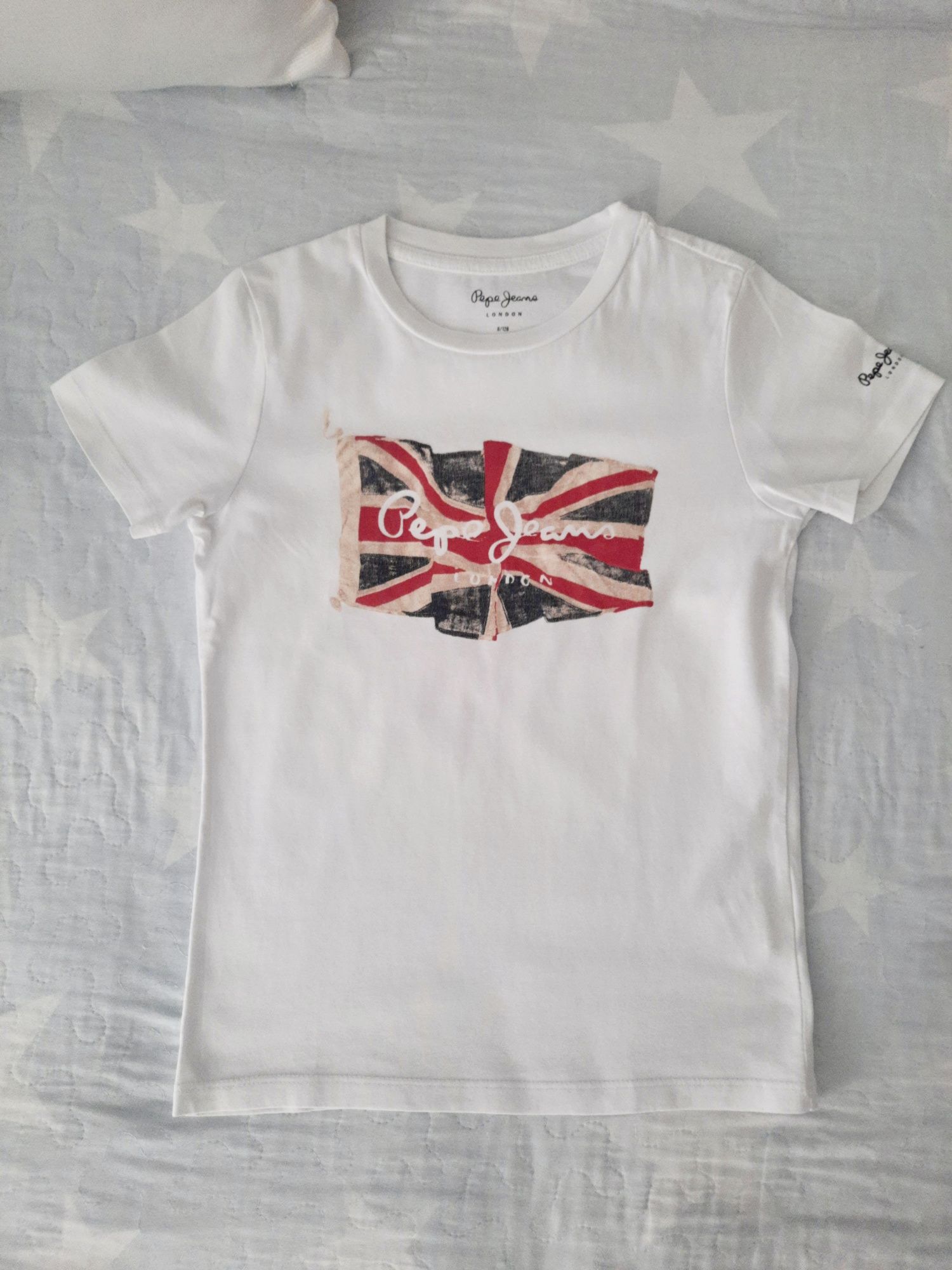 T-shirt branca, da Pepe Jeans, com logo Bandeira / Flag: 8 anos