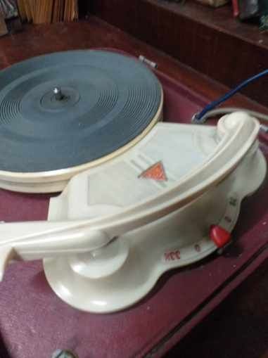 Stary gramofon walizkowy