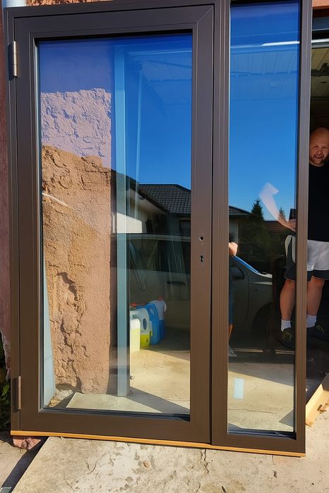 Drzwi aluminiowe z naświetlem bocznym