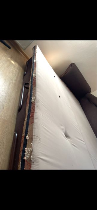 Wygodna rozkładana sofa z funkcją spania, posiada pojemniki na pościel