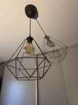 Lampa druciana z okablowaniem i żarówką