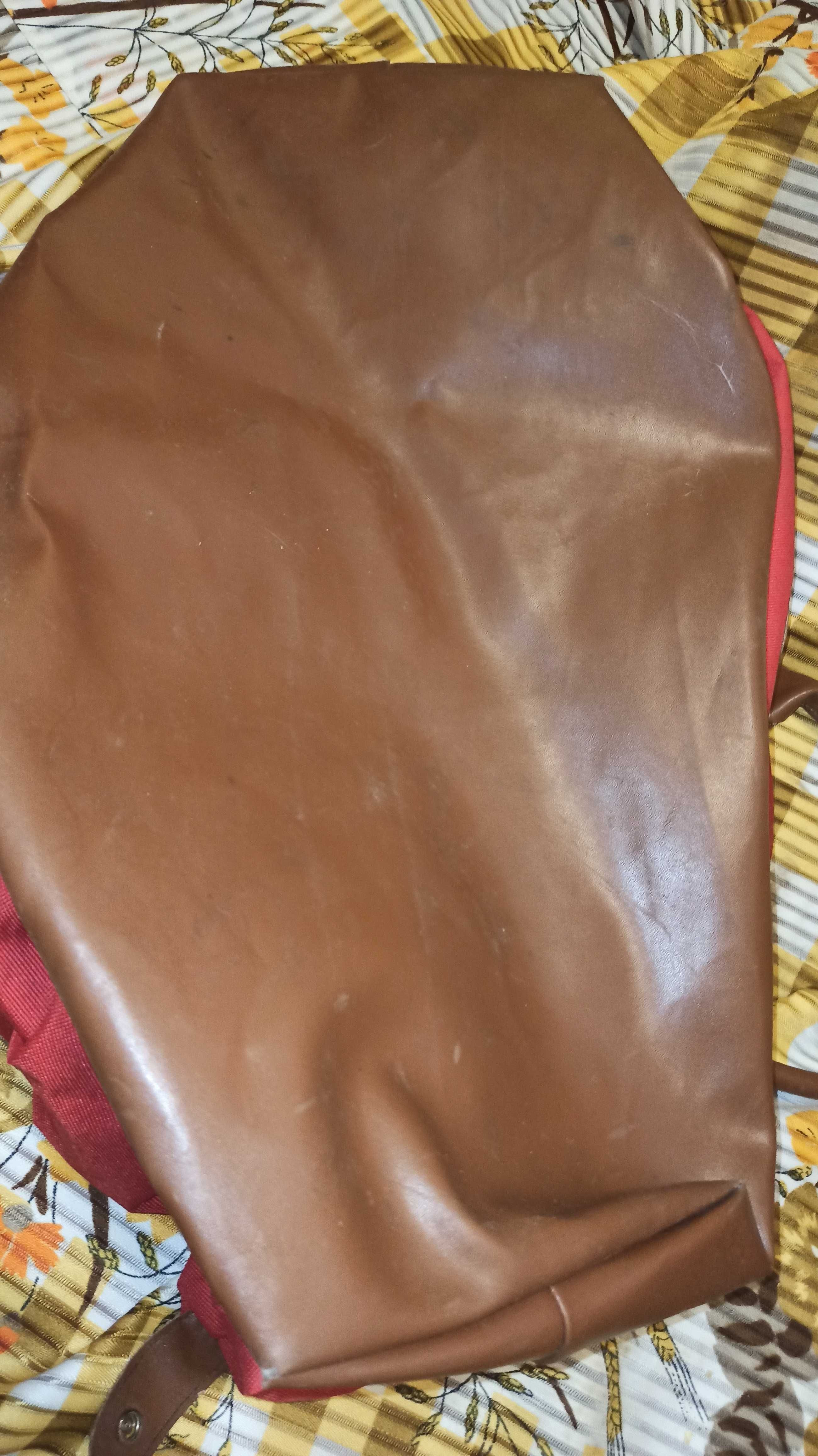 Красная большая дорожная сумка