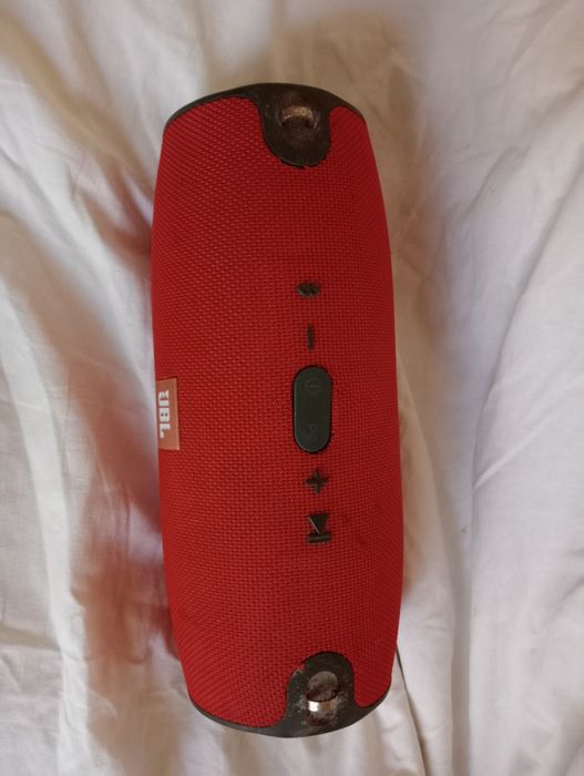 Блютуз колонка JBL состояние хорошее все работает.