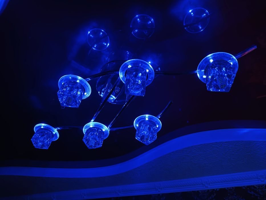 Люстра із двома режимами освітлення